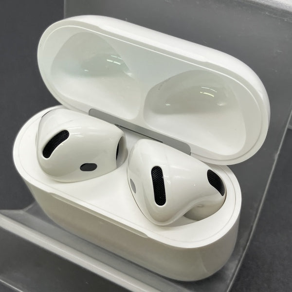 【中古】AirPods 4 MXP93J/A（アクティブノイズキャンセリング搭載）【秋葉原】