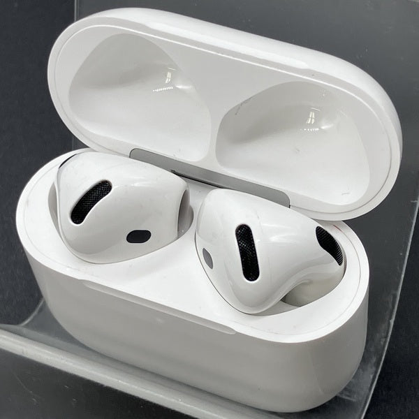 【中古】AirPods 4 MXP93J/A（アクティブノイズキャンセリング搭載）【秋葉原】
