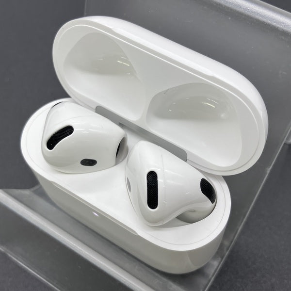 【中古】AirPods 4 MXP93J/A（アクティブノイズキャンセリング搭載）【秋葉原】
