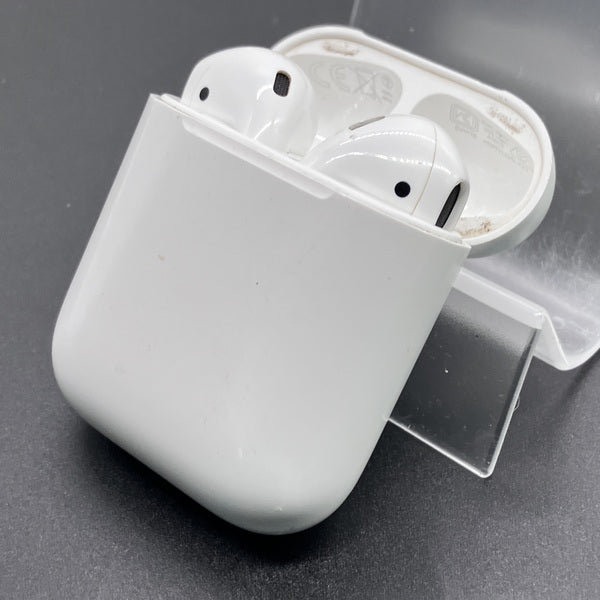 【中古】AirPods with Charging Case MV7N2J/A【秋葉原】